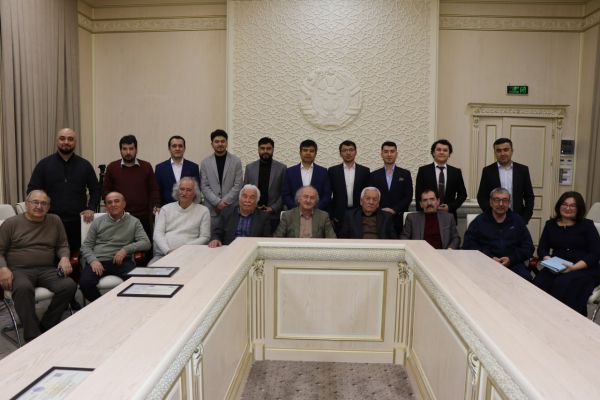 Oliy rassomlik kursi bitiruvchilariga sertifikatlar topshirildi, yangi izlanuvchilar ijodiy faoliyatni boshladi