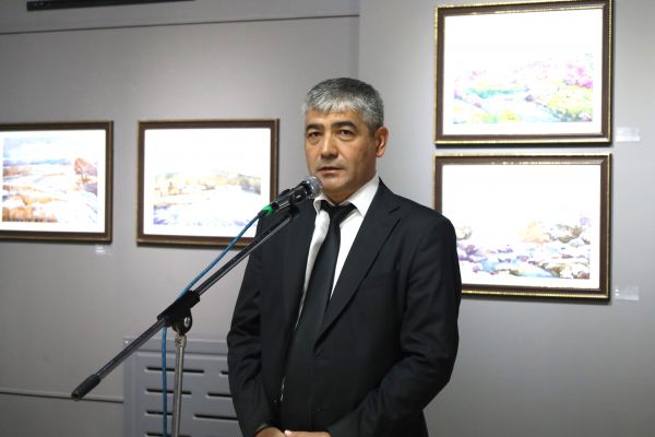 “CHO‘QQILARDAGI SEHRLI OLAM” — KOMILJON KAMBAROVNING SHAXSIY KO‘RGAZMASI