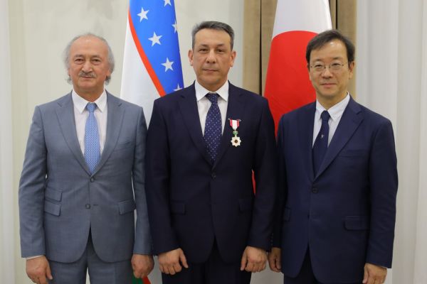 Ikuo Xirayama xalqaro madaniyat karvon saroyi direktori Farrux Usmonov Yaponiya imperatorining ordeni bilan taqdirlandi.
