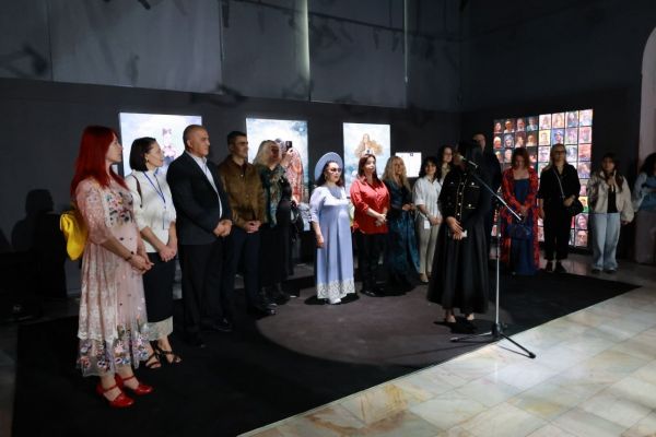 2026-yil 13-oktabr kuni XI Toshkent xalqaro zamonaviy san’at biennalesi «Voqealar gorizonti» doirasida Toshkent fotosuratlar uyida ko‘rgazma ochildi.