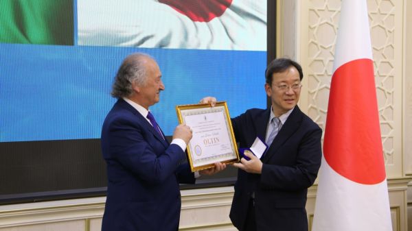 Yaponiya elchisiga Badiiy akademiya oltin medalini topshirildi