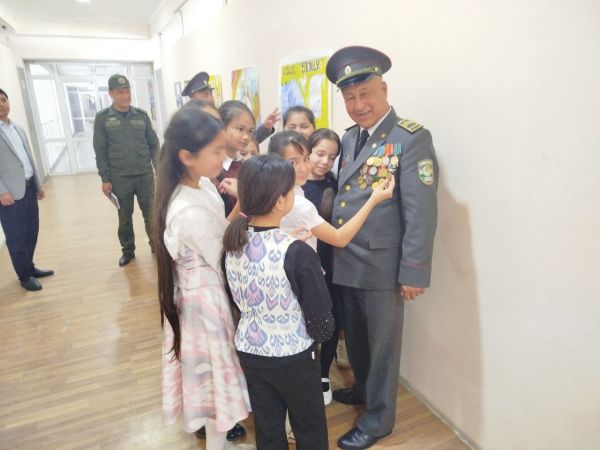 Harbiylar o‘quvchilar davrasida