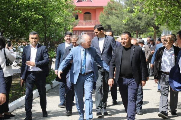 Badiiy akademiya raisi Akmal Nur xizmat safari bilan ayni damda Navoiy viloyatida bo‘lib turibdi