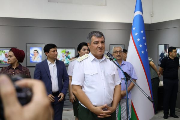 “Biri Quyosh, biri Oy” – Bojxona qo‘mitasidan ota-onalarga bag‘ishlangan ilk fotoko‘rgazma