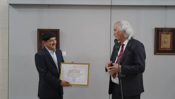 Shorasul Shoahmedovning “Kichik hajmga jo bo‘lgan buyuk muhabbat” nomli shaxsiy ko‘rgazmasi bo'lib o'tmoqda