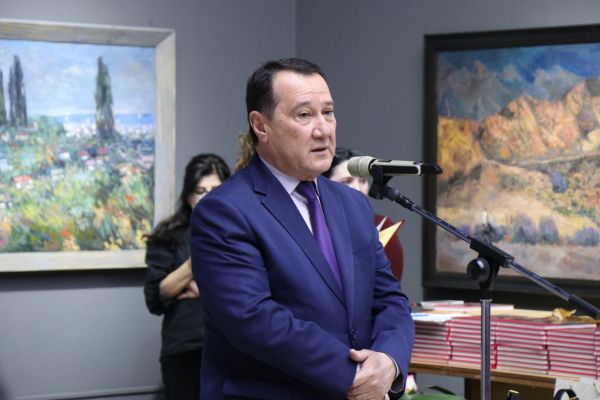 Toshkentda taniqli qirg‘iz rassomi Talgat Mirrahimovning keng ko‘lamli retrospektiv ko‘rgazmasi ochildi