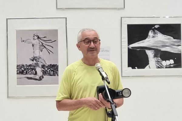 O‘zbekistonning birinchi ayol fotoreportyori Dina Xojayevaning “Dublsiz olingan fotosuratlar” nomli xotira ko‘rgazmasi ochildi.
