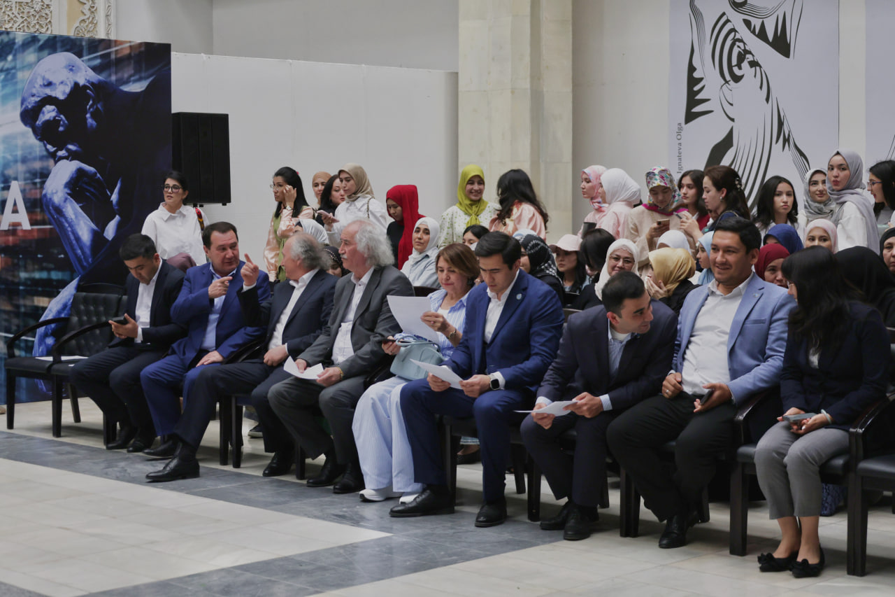 Toshkent Kimyo xalqaro universiteti Libos dizayni kafedrasi talabalari tomonidan “Paradigma” nomli moda namoyishi tashkil etildi.