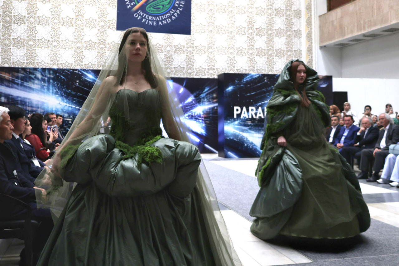 Toshkent Kimyo xalqaro universiteti Libos dizayni kafedrasi talabalari tomonidan “Paradigma” nomli moda namoyishi tashkil etildi.