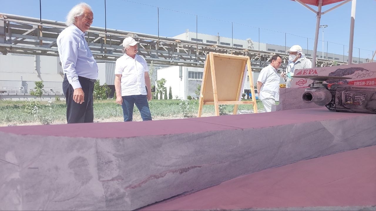 Toshkent metallurgiya zavodida  V Xalqaro haykaltaroshlik simpoziumi bo'lib o'tmoqda.