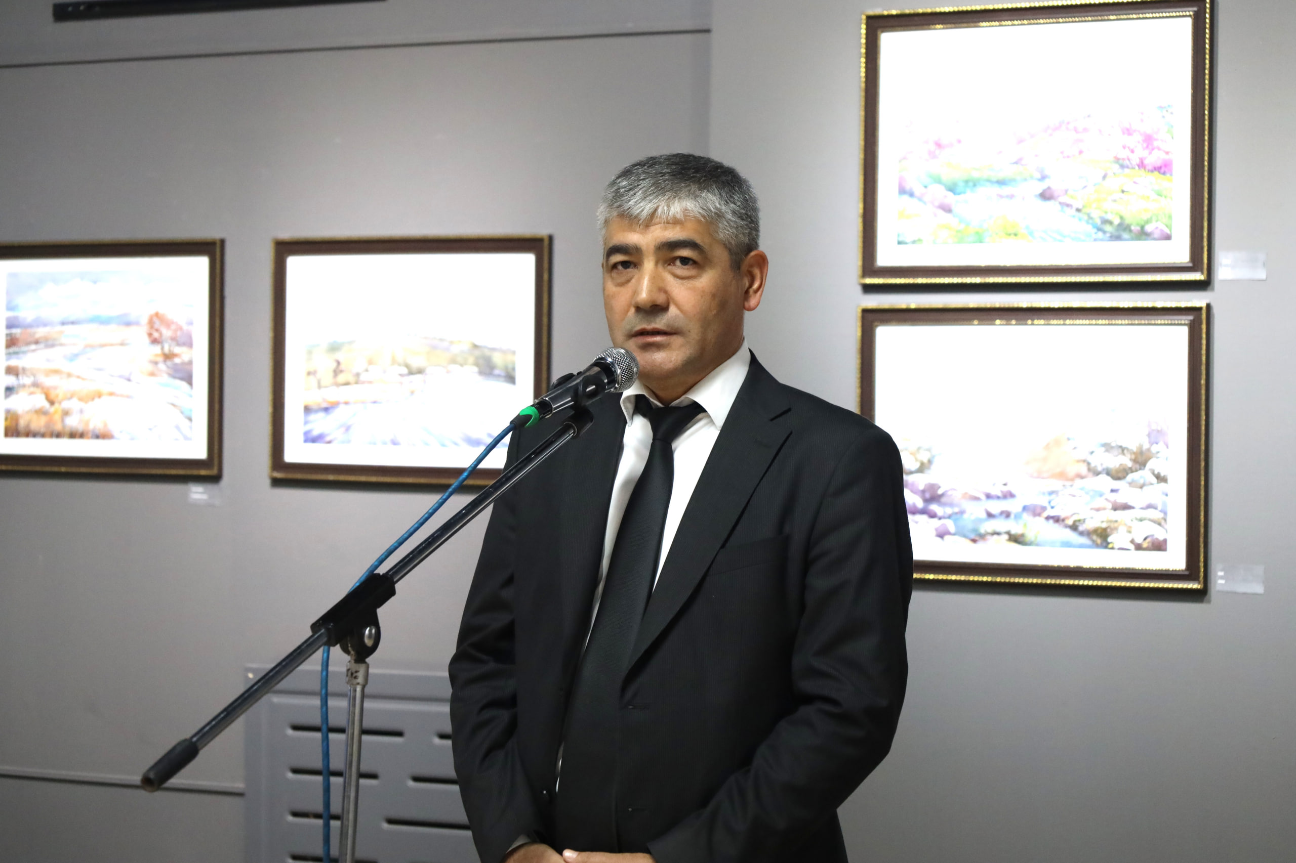“CHO‘QQILARDAGI SEHRLI OLAM” — KOMILJON KAMBAROVNING SHAXSIY KO‘RGAZMASI