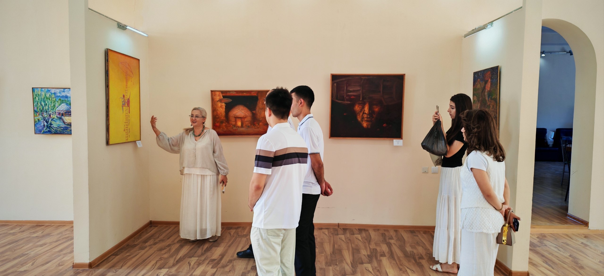 Navoiyda qoraqalpoq rassomlarining ko‘rgazmasi ochildi