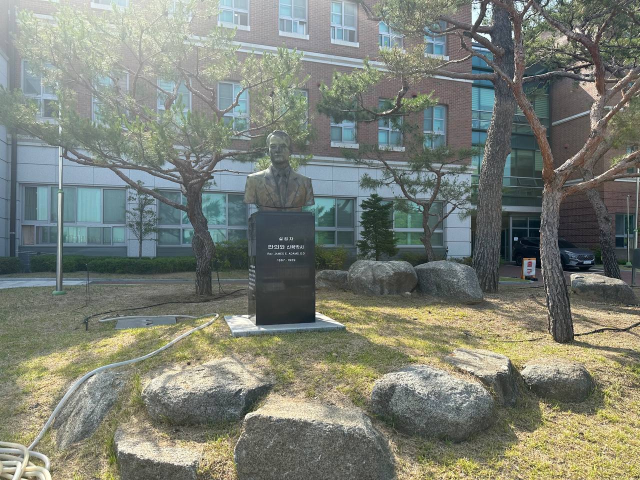 O‘zbekiston Badiiy akademiyasi raisi  (Keisung High School)da ham bo‘ldi.