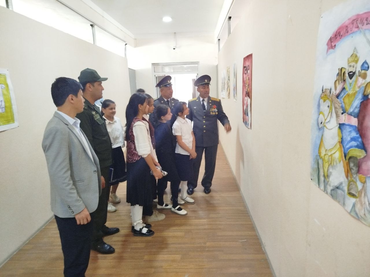 Harbiylar o‘quvchilar davrasida