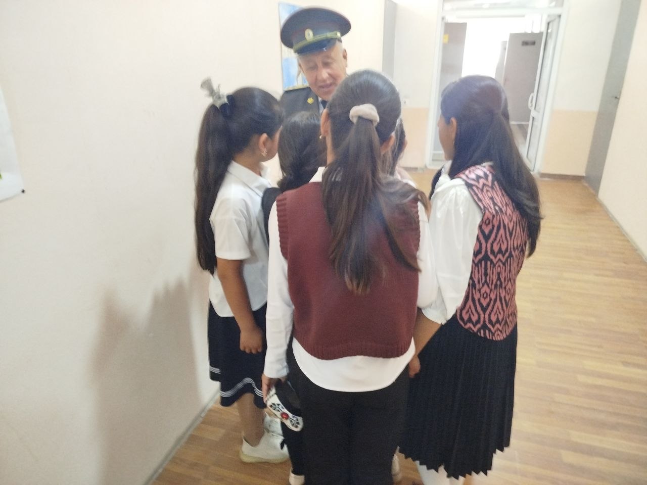 Harbiylar o‘quvchilar davrasida