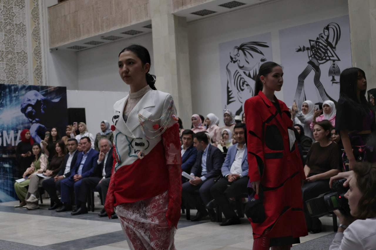 Toshkent Kimyo xalqaro universiteti Libos dizayni kafedrasi talabalari tomonidan “Paradigma” nomli moda namoyishi tashkil etildi.