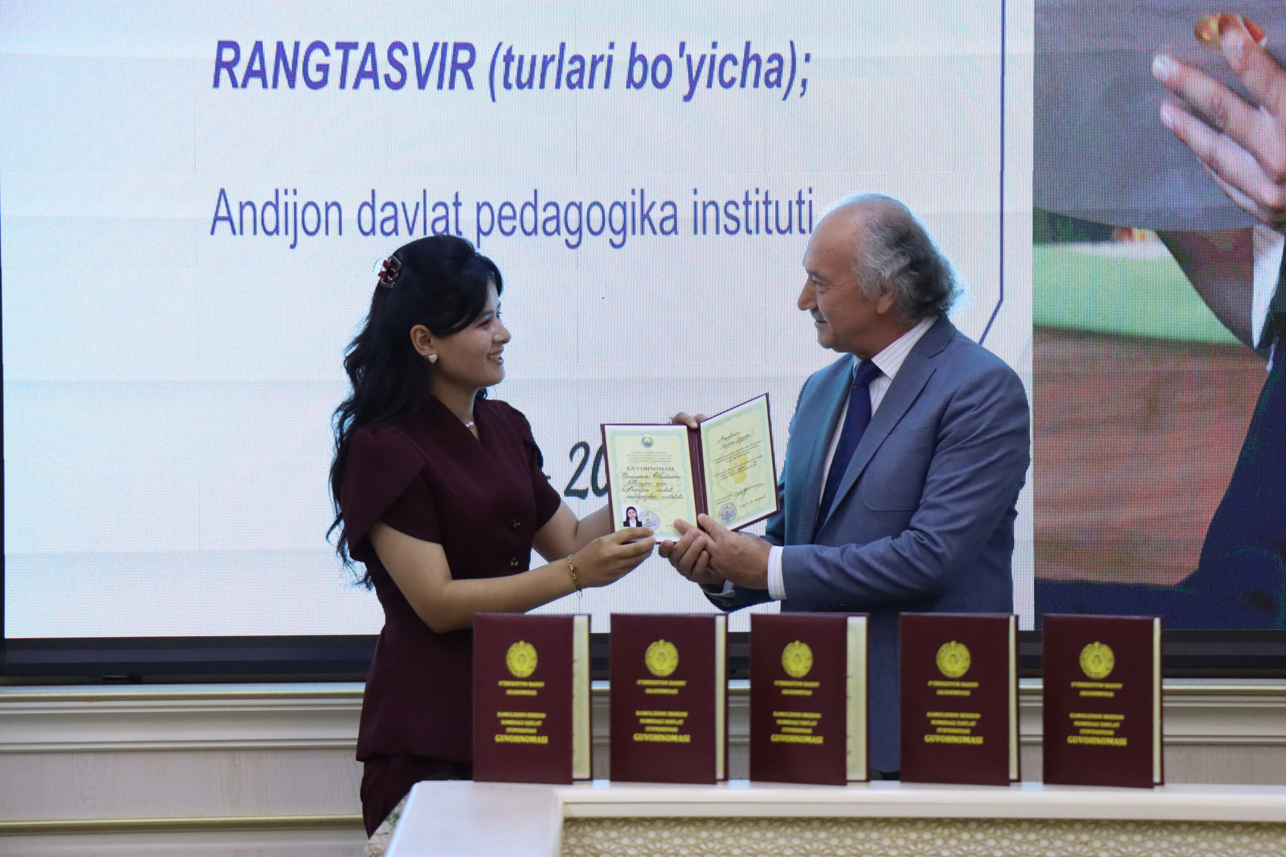 Kamoliddin Behzod nomidagi davlat stipendiyasi g‘oliblariga guvohnomalar topshirildi