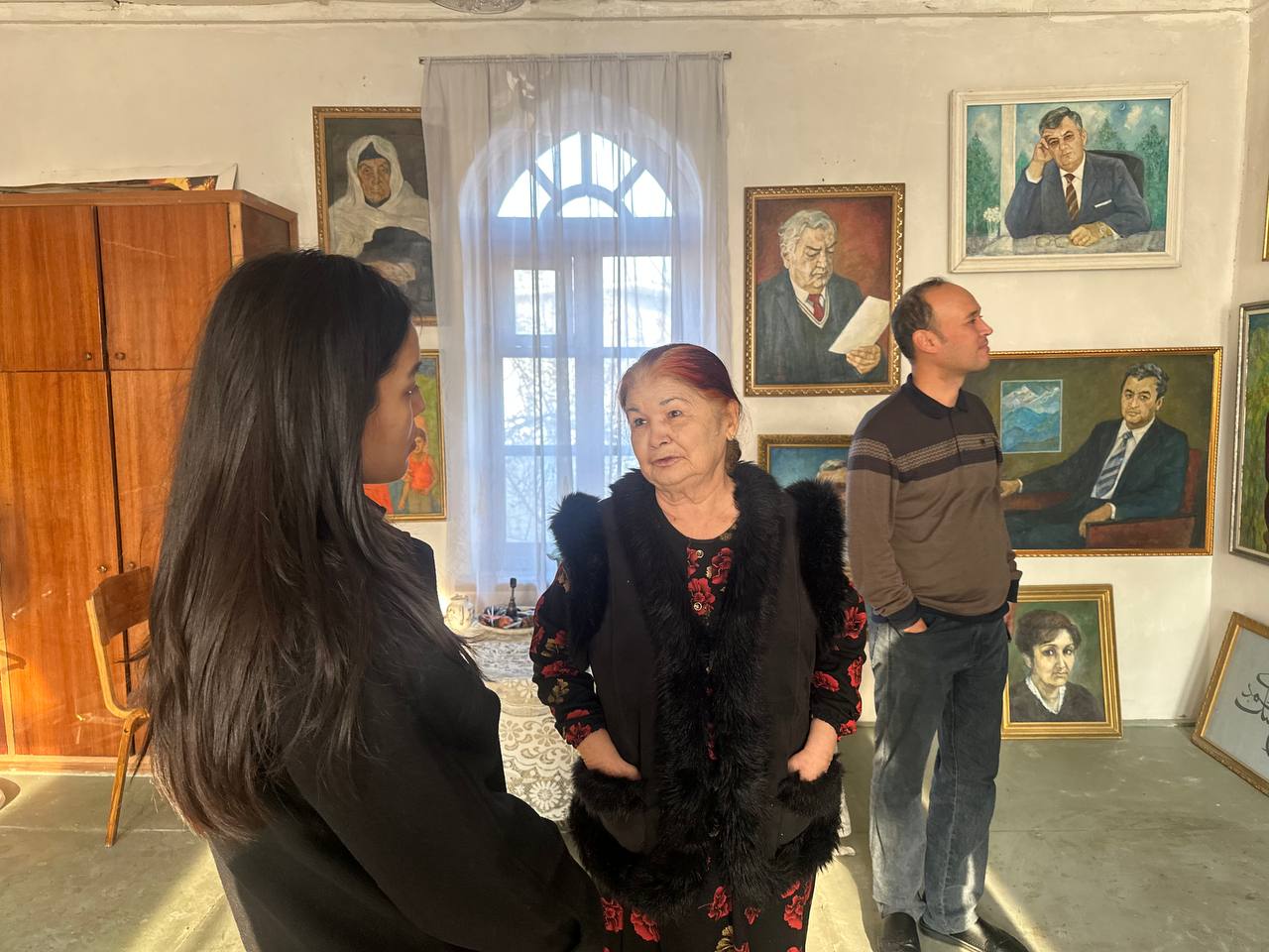 Talabalar rassom Aziza Mamatova ijodiy ustaxonasida bo‘lishdi