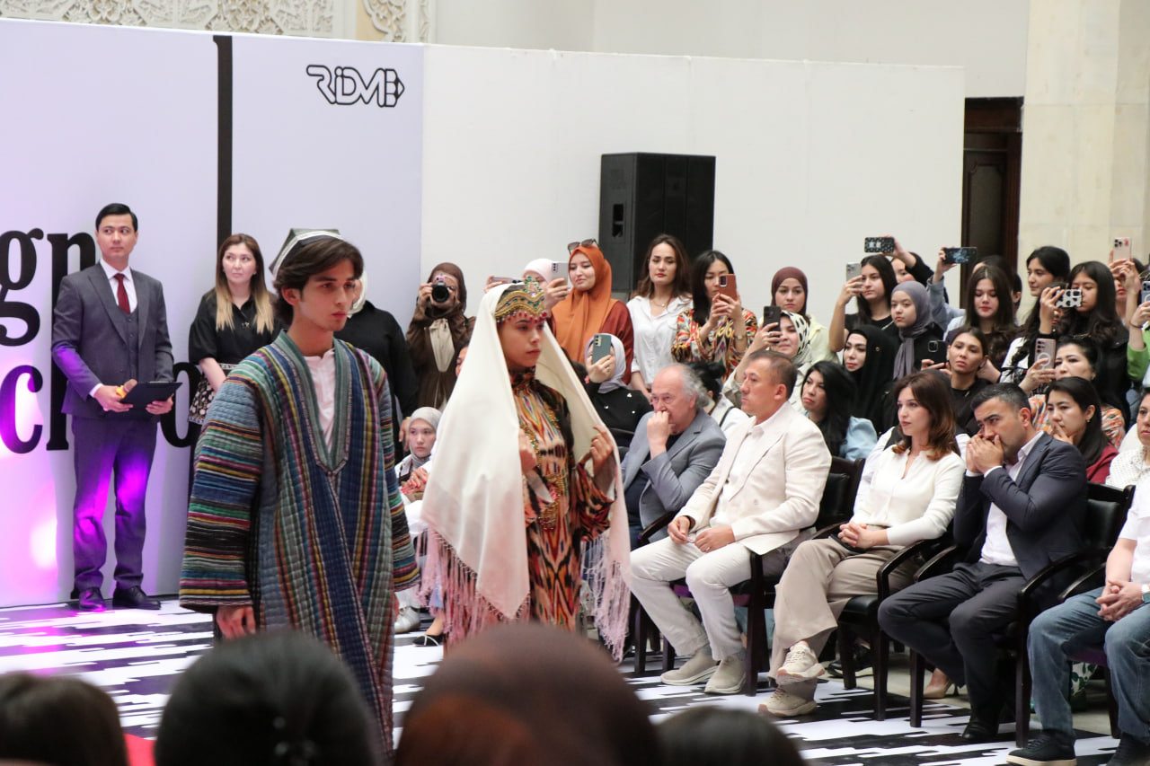 Respublika ixtisoslashtirilgan dizayn maktabi o‘quvchilarining zamonaviy va an’anaviy liboslar namoyishi bo‘lib o‘tdi.