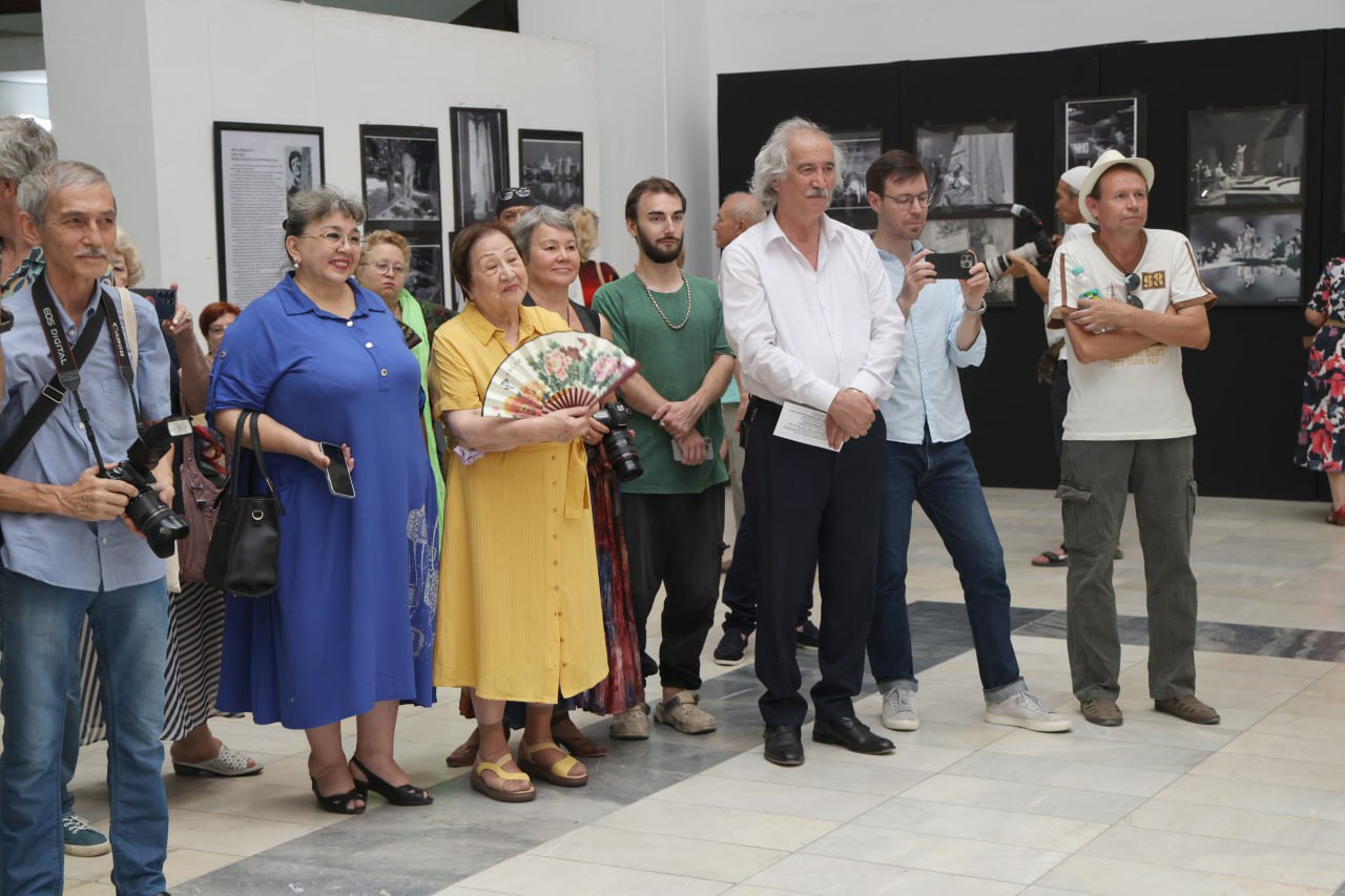 O‘zbekistonning birinchi ayol fotoreportyori Dina Xojayevaning “Dublsiz olingan fotosuratlar” nomli xotira ko‘rgazmasi ochildi.