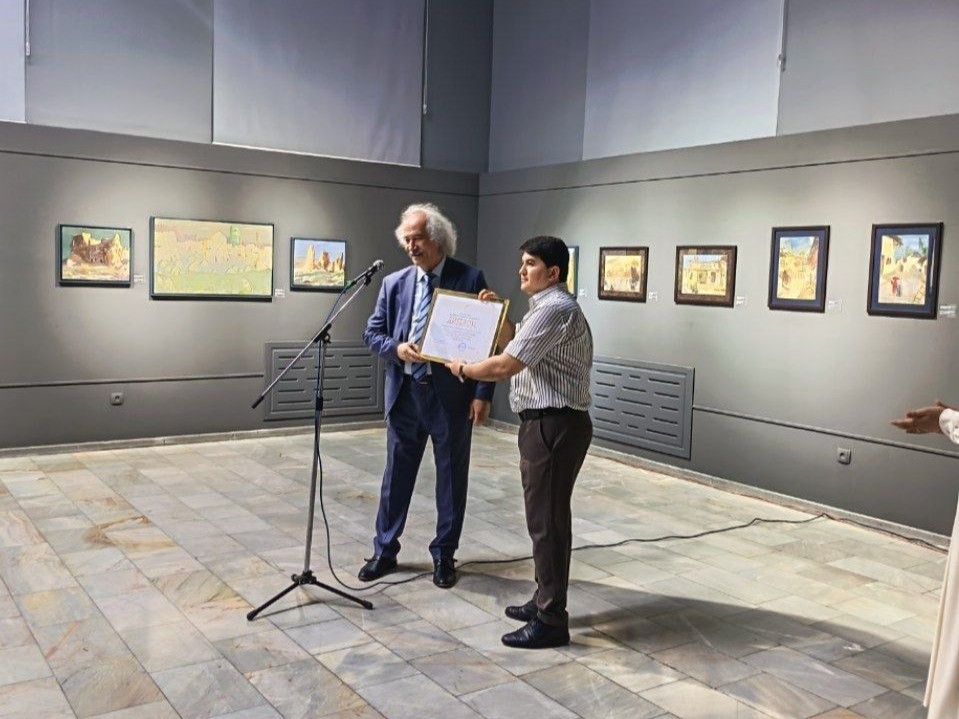 Abrorbek Izzatullayev va uning shogirdi Bashoratxon Jamoliddinovaning “Ilk qadam” nomli shaxsiy ko‘rgazmasi ochildi.