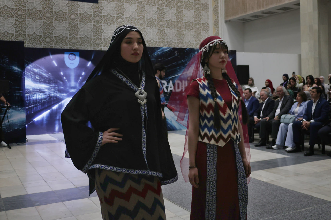 Toshkent Kimyo xalqaro universiteti Libos dizayni kafedrasi talabalari tomonidan “Paradigma” nomli moda namoyishi tashkil etildi.