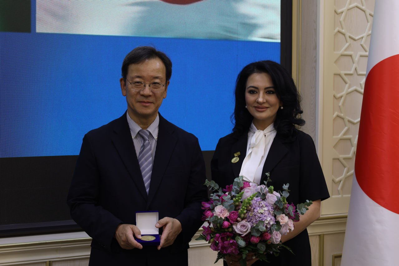 Yaponiya elchisiga Badiiy akademiya oltin medalini topshirildi