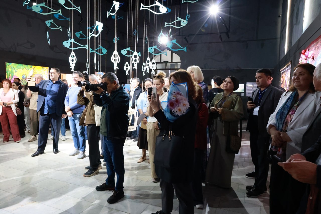 2026-yil 13-oktabr kuni XI Toshkent xalqaro zamonaviy san’at biennalesi «Voqealar gorizonti» doirasida Toshkent fotosuratlar uyida ko‘rgazma ochildi.