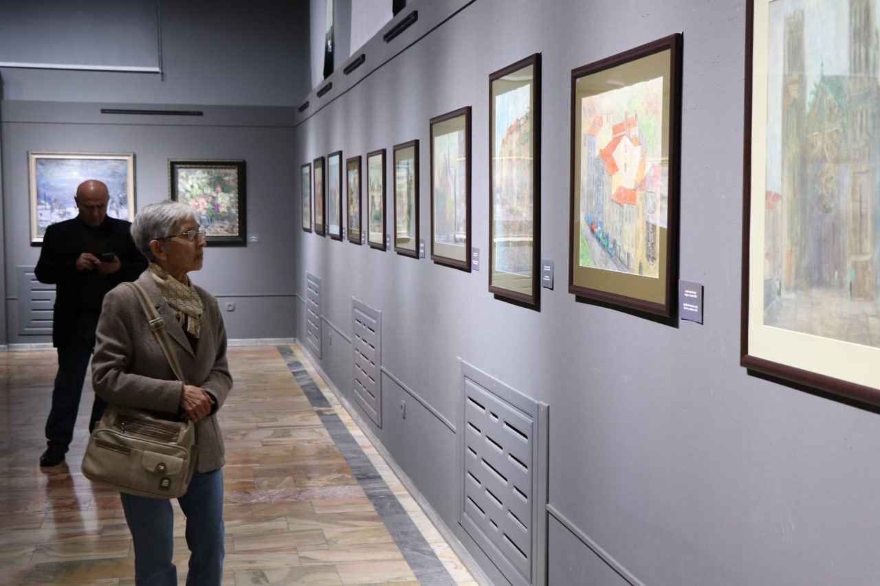 Toshkentda taniqli qirg‘iz rassomi Talgat Mirrahimovning keng ko‘lamli retrospektiv ko‘rgazmasi ochildi