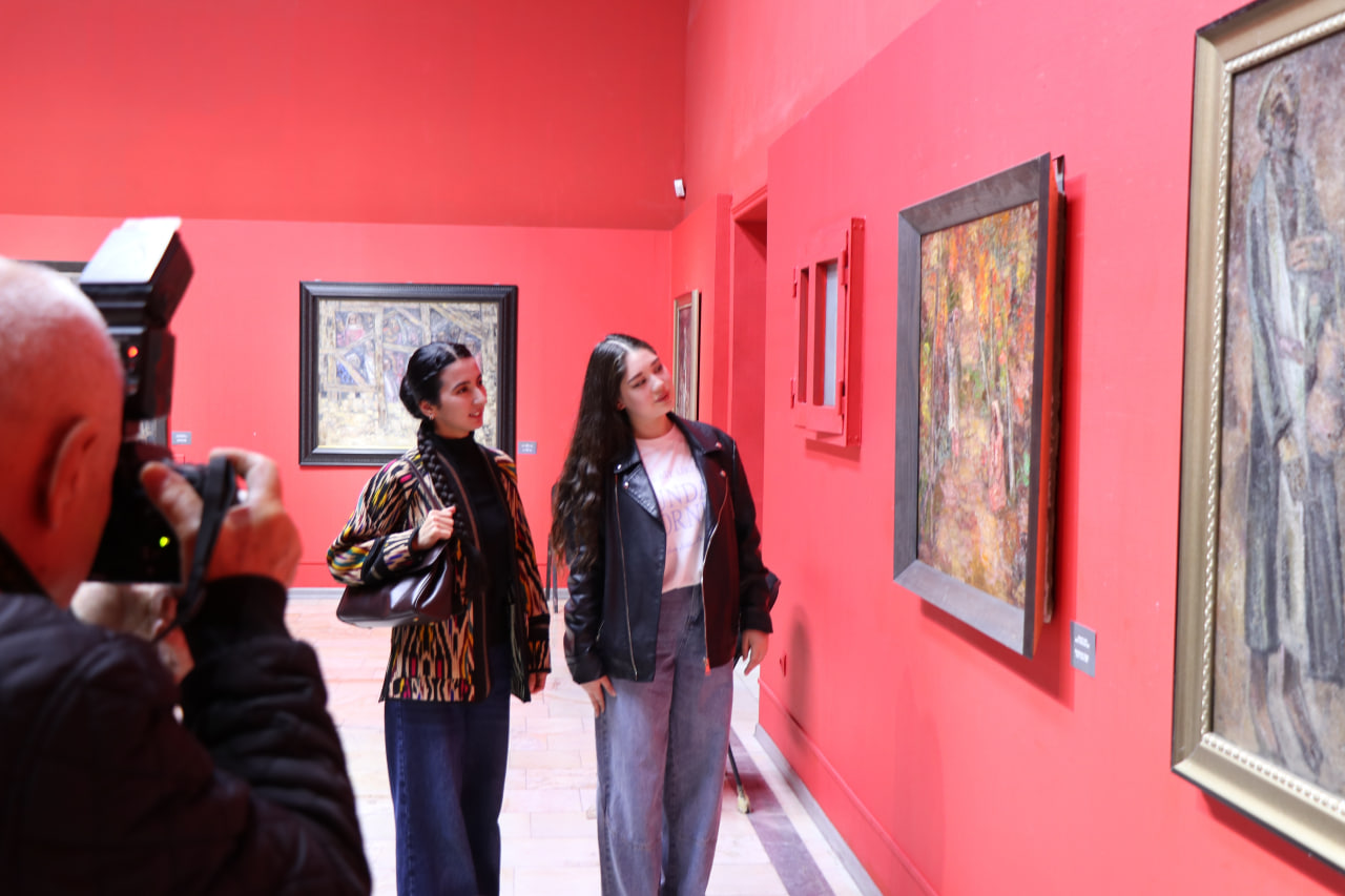 Toshkentda taniqli qirg‘iz rassomi Talgat Mirrahimovning keng ko‘lamli retrospektiv ko‘rgazmasi ochildi