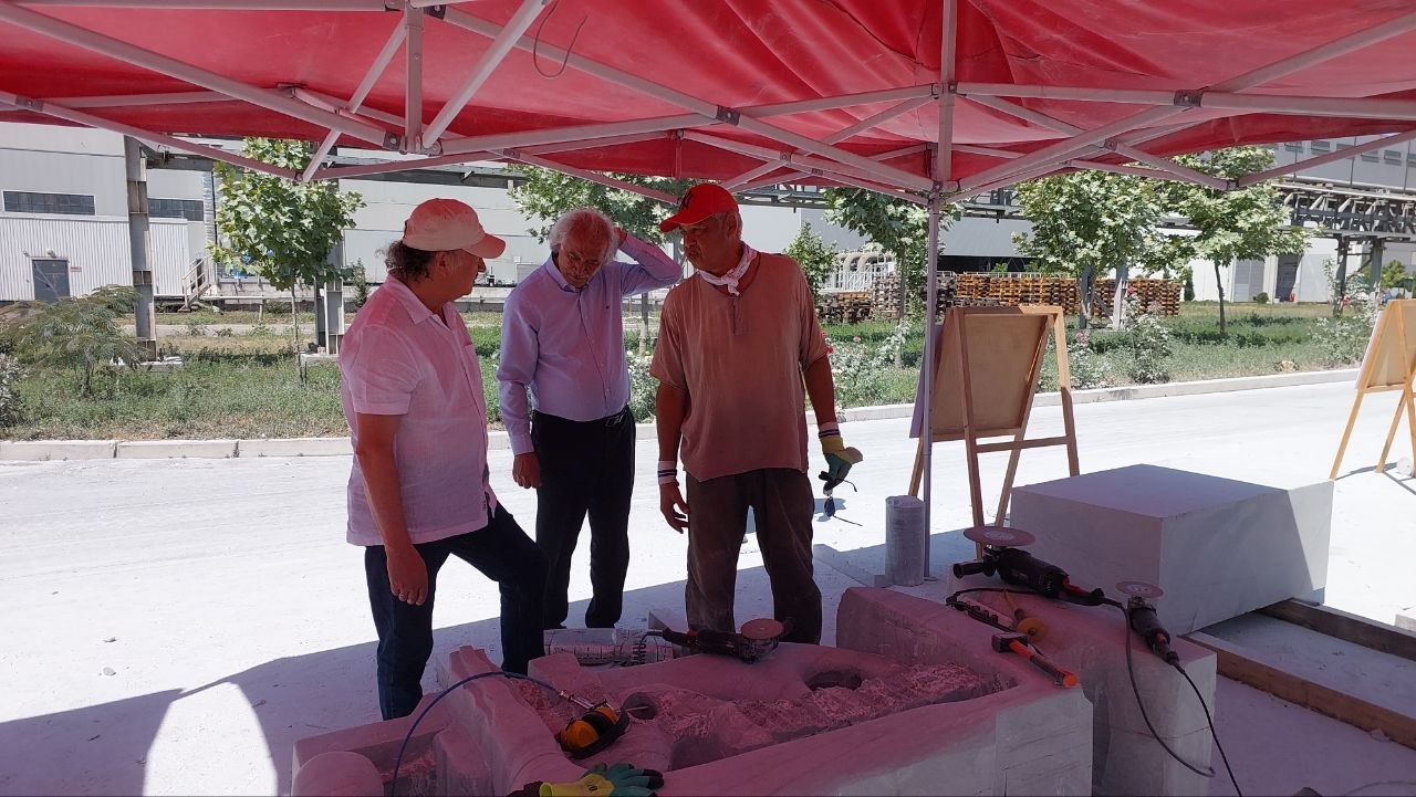 Toshkent metallurgiya zavodida  V Xalqaro haykaltaroshlik simpoziumi bo'lib o'tmoqda.