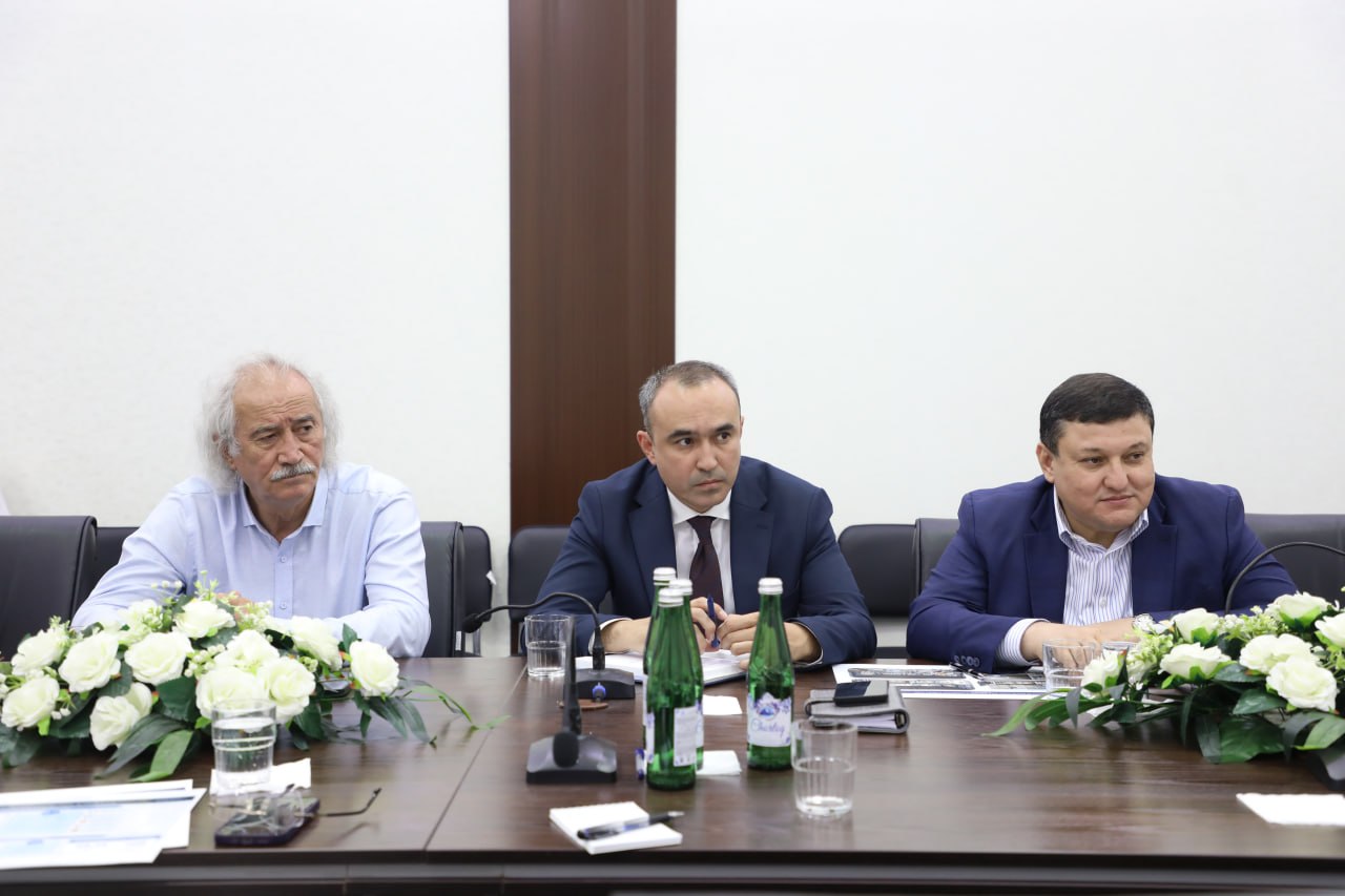 Tasviriy va amaliy san’at yo‘nalishlarini rivojlantirishga qaratilgan istiqbolli loyihalar muhokama qilindi.
