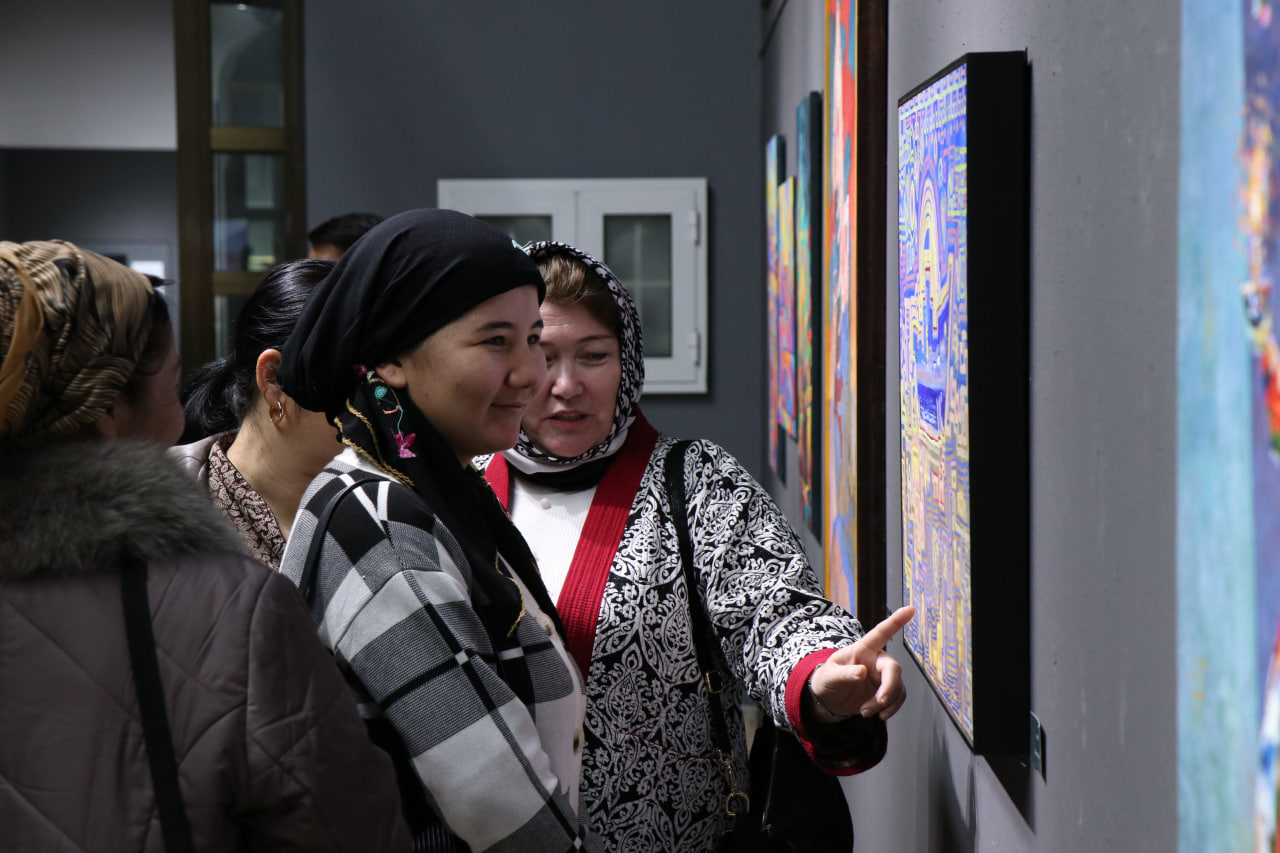 “Chizgilar dialogi” hisobot ko‘rgazmasi: Badiiy ta’limda kasbiy mahorat va zamonaviy yondashuvlar ifodasi