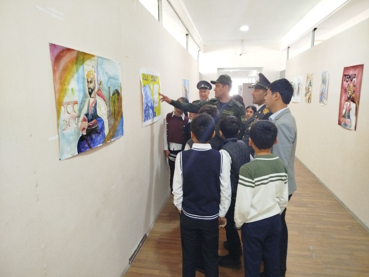 Harbiylar o‘quvchilar davrasida