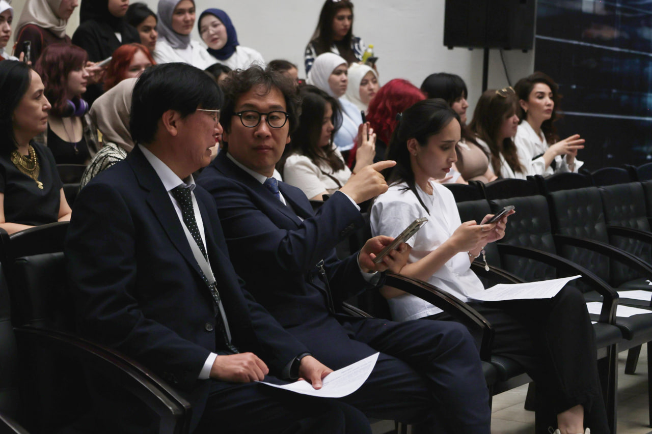 Toshkent Kimyo xalqaro universiteti Libos dizayni kafedrasi talabalari tomonidan “Paradigma” nomli moda namoyishi tashkil etildi.