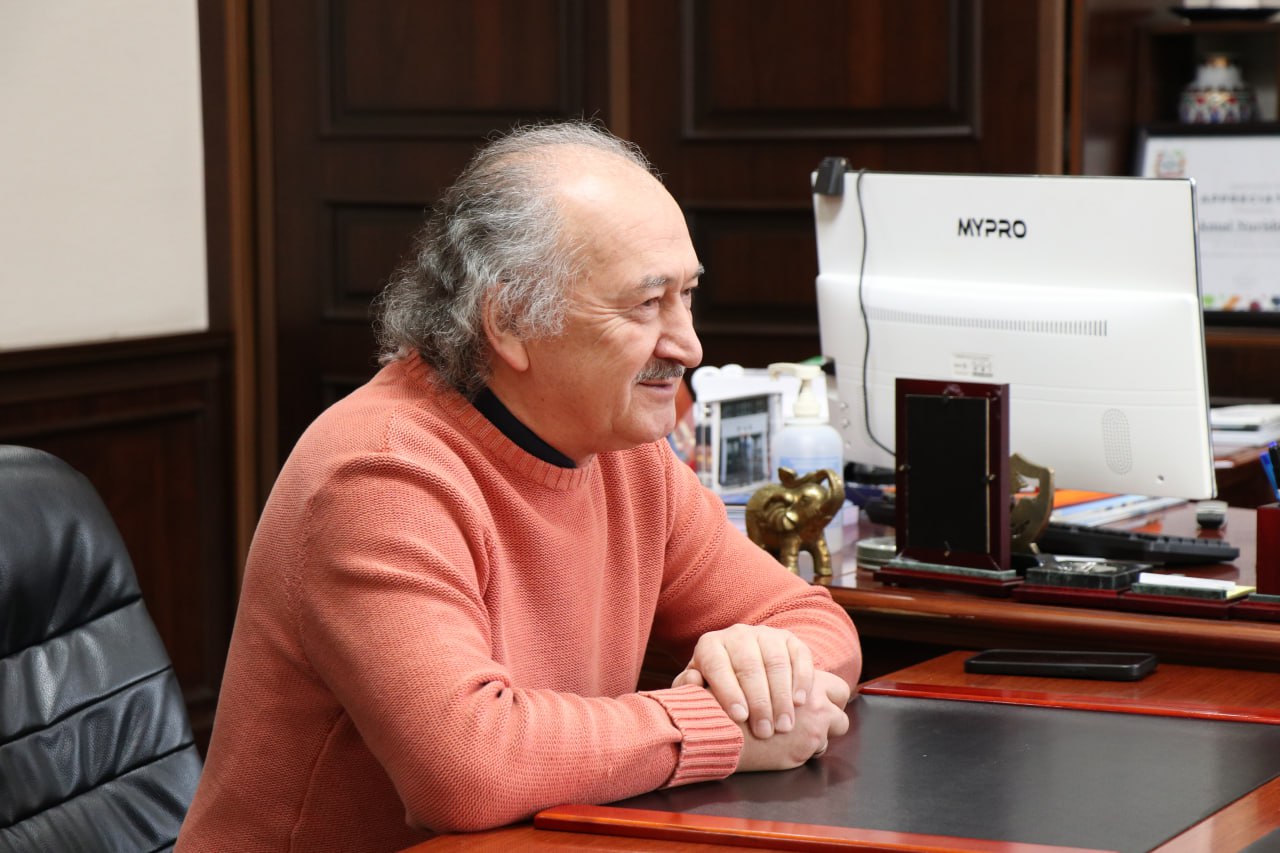 Встреча в Академии художеств Узбекистана с представителем Болгарии