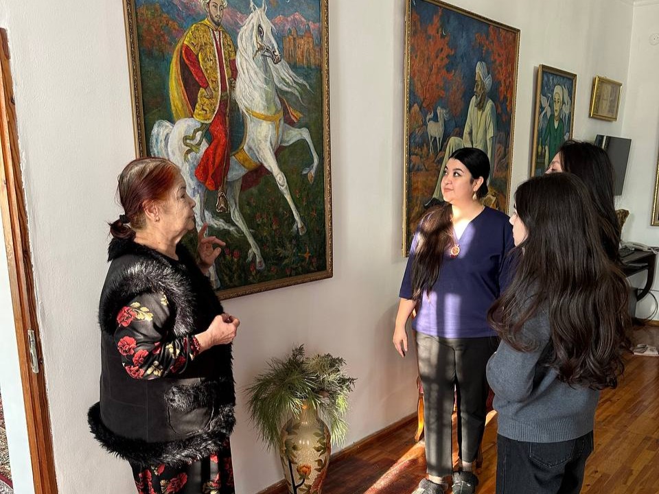 Talabalar rassom Aziza Mamatova ijodiy ustaxonasida bo‘lishdi