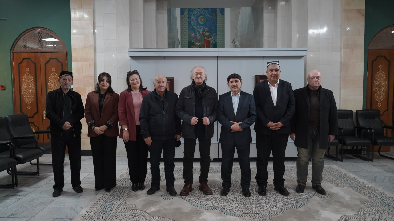 Shorasul Shoahmedovning “Kichik hajmga jo bo‘lgan buyuk muhabbat” nomli shaxsiy ko‘rgazmasi bo'lib o'tmoqda