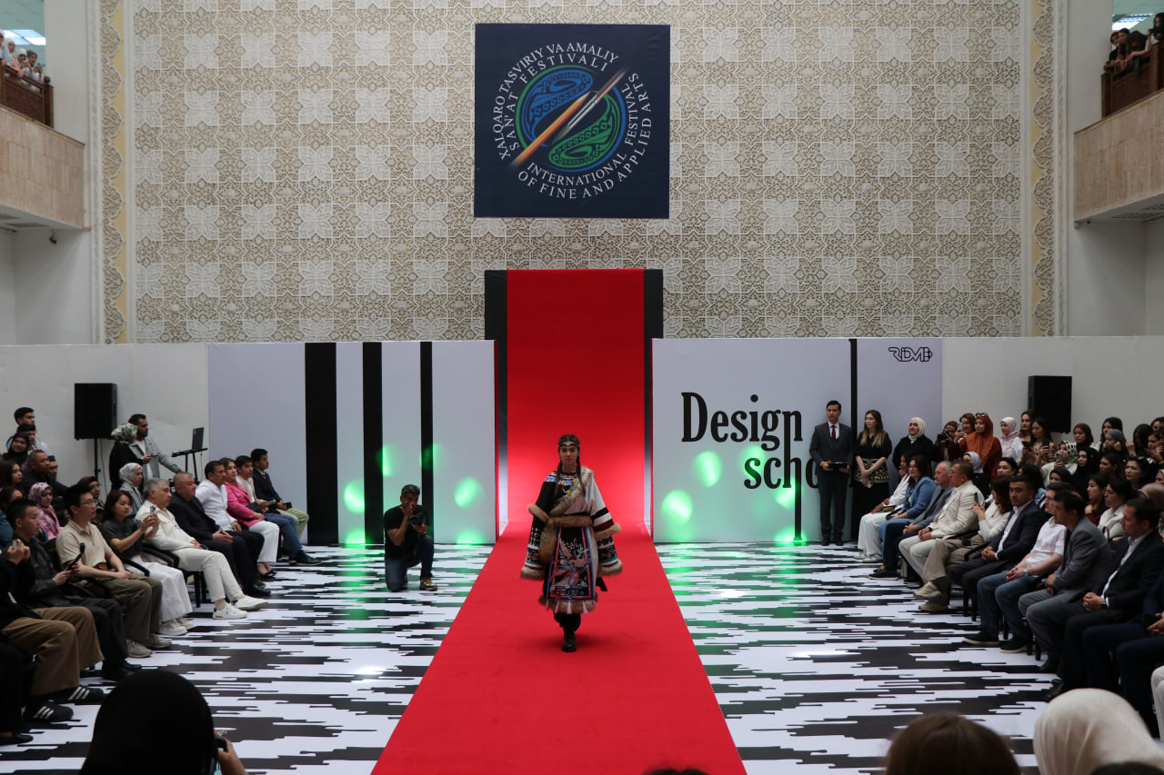 Respublika ixtisoslashtirilgan dizayn maktabi o‘quvchilarining zamonaviy va an’anaviy liboslar namoyishi bo‘lib o‘tdi.