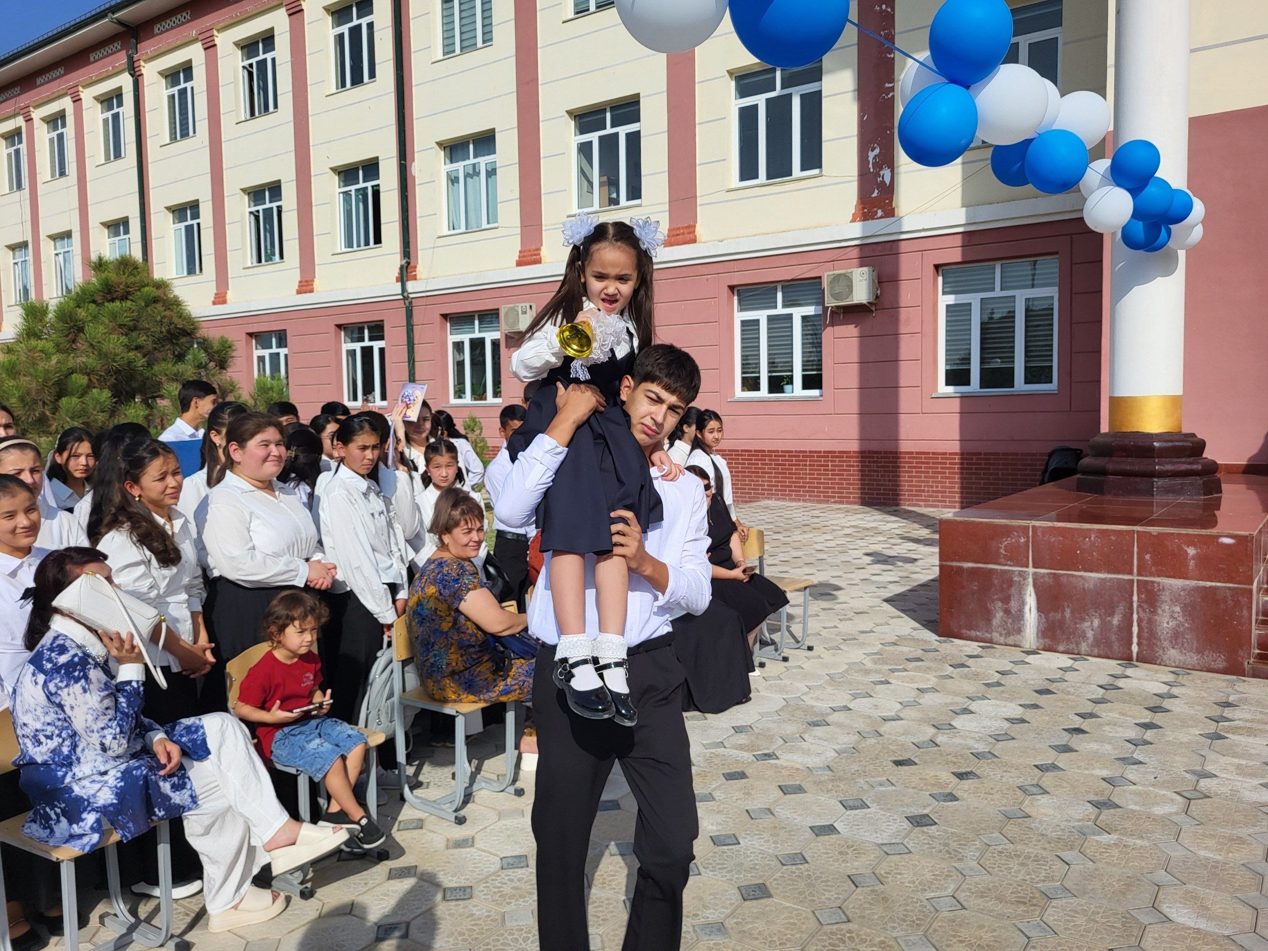 Ro‘zi Choriyev nomidagi Surxondaryo ixtisoslashtirilgan san’at maktab-internatida “Birinchi qo‘ng‘iroq” tadbiri bo‘lib o‘tdi
