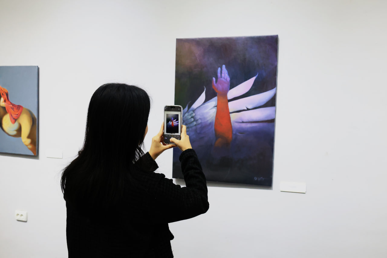 Akademiya galereyasida Izzatjon Yuldashevning “Kelajak 2025” nomli shaxsiy ko‘rgazmasi ochildi