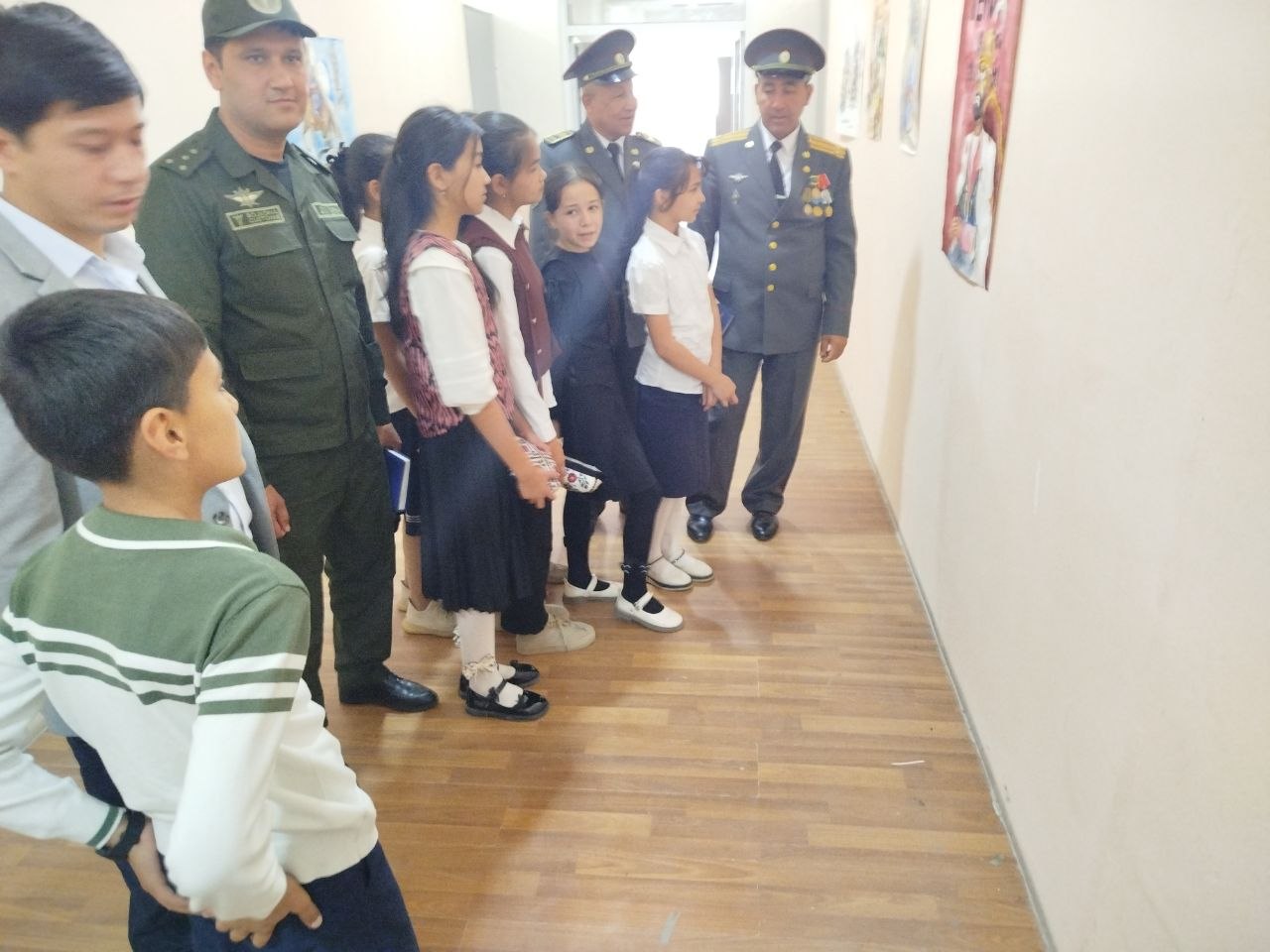 Harbiylar o‘quvchilar davrasida