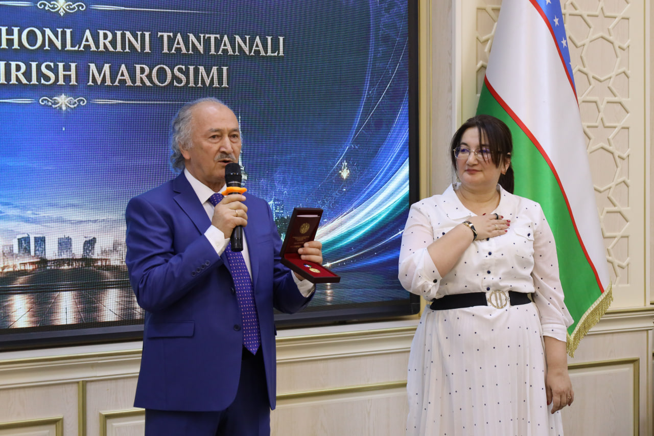 Badiiy akademiya ijodkorlari va xodimlari Mustaqillikning 35 yilligi esdalik nishonlari bilan taqdirlandi