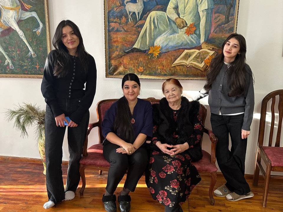Talabalar rassom Aziza Mamatova ijodiy ustaxonasida bo‘lishdi