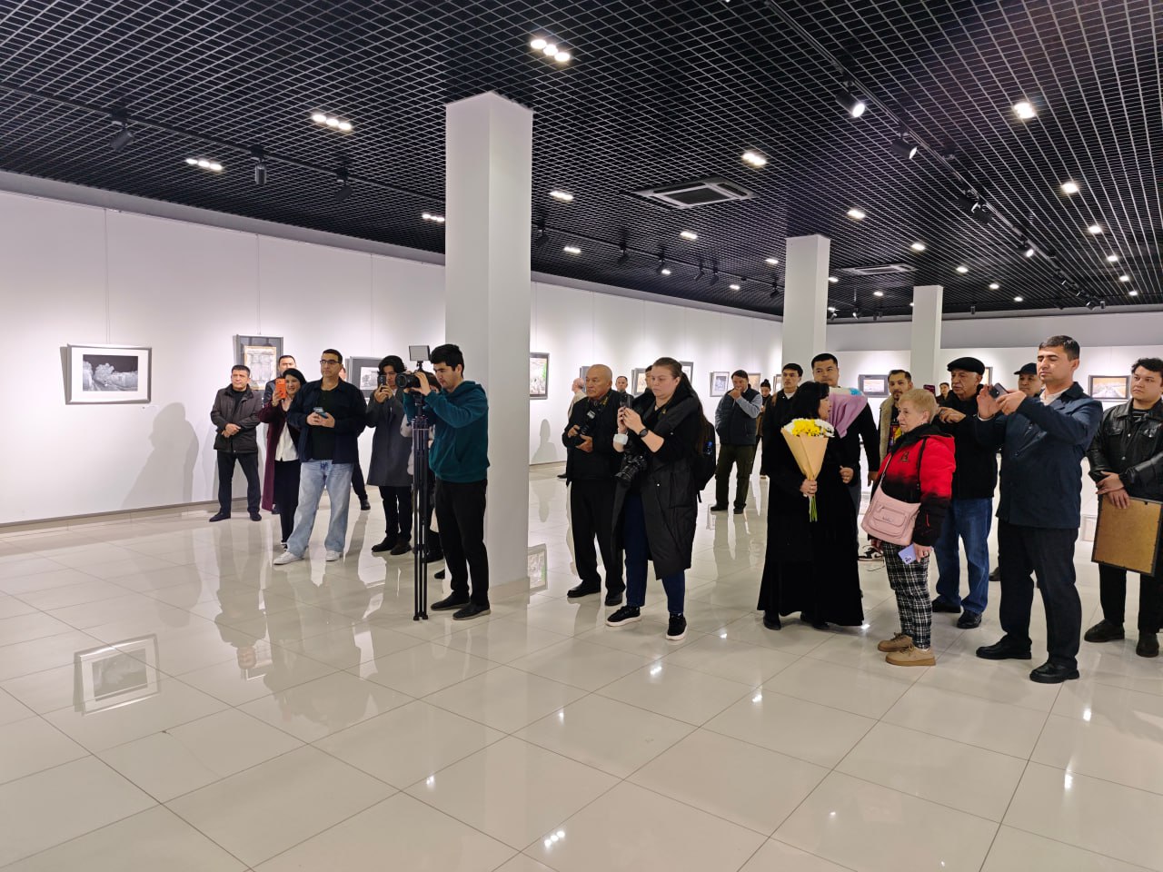 Rassom Ulug'bek Muxamatovning "CHIZIQDAN RANGGACHA" nomli shaxsiy ko'rgazmasi