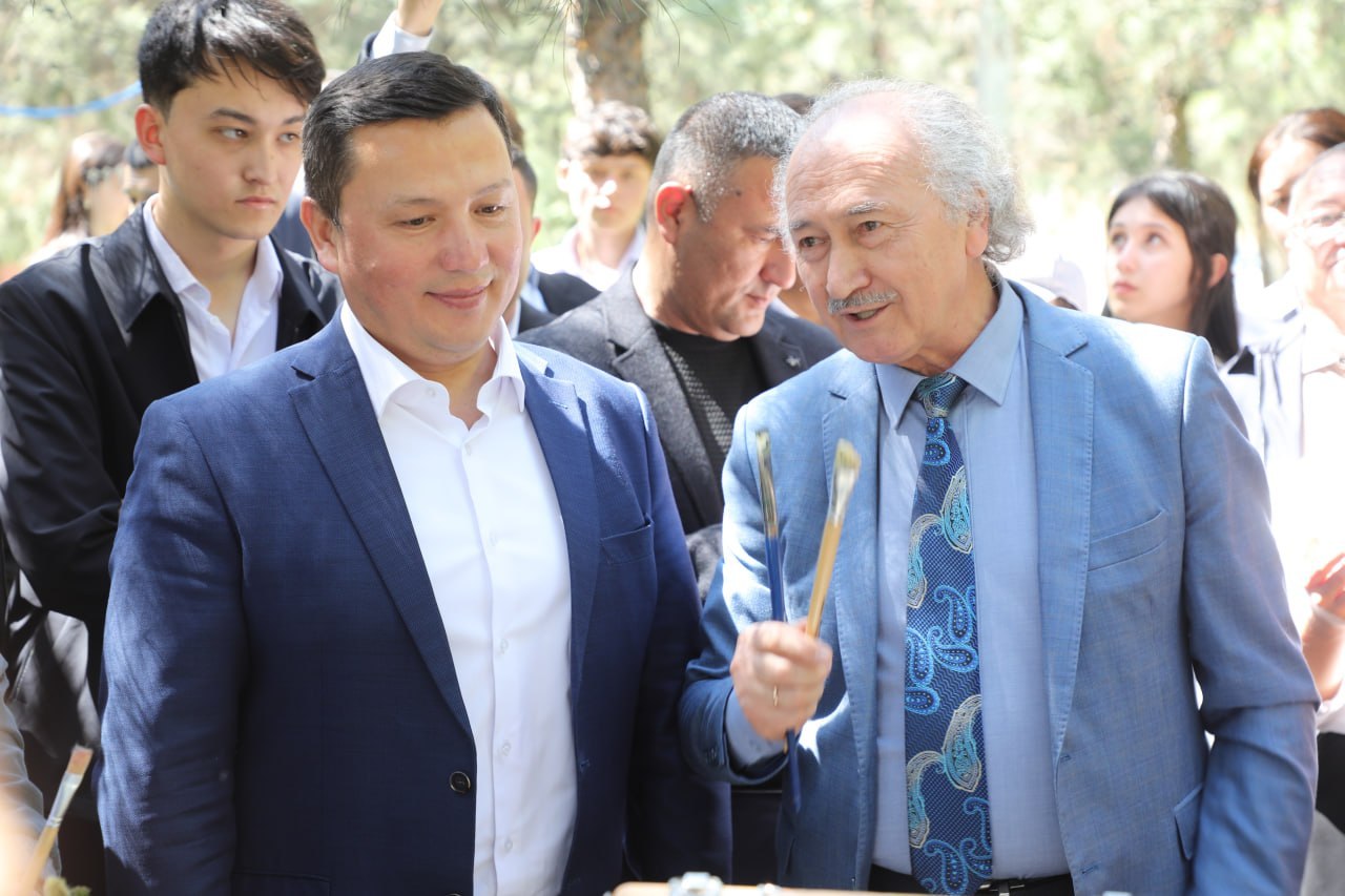 Badiiy akademiya raisi Akmal Nur xizmat safari bilan ayni damda Navoiy viloyatida bo‘lib turibdi