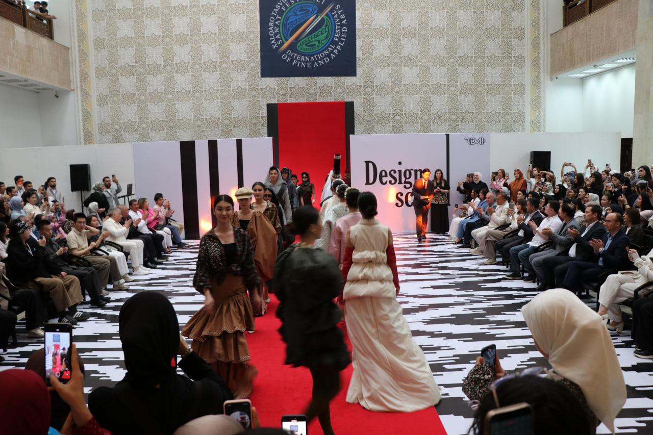 Respublika ixtisoslashtirilgan dizayn maktabi o‘quvchilarining zamonaviy va an’anaviy liboslar namoyishi bo‘lib o‘tdi.