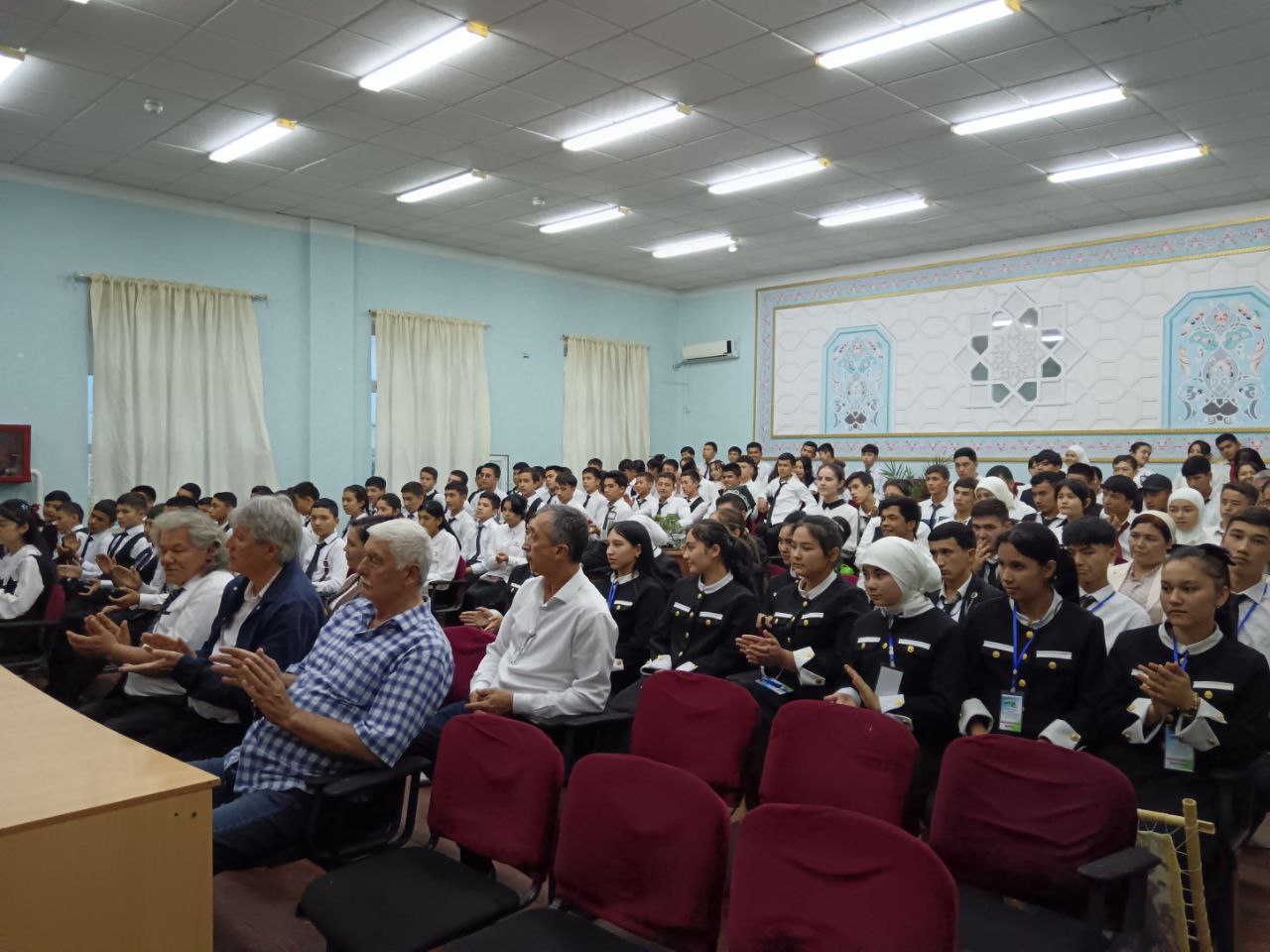 O'zbekiston Badiiy akademiyasi raisi Akmal Nur Andijon ixtisoslashtirilgan san'at maktab-internatiga bordi.