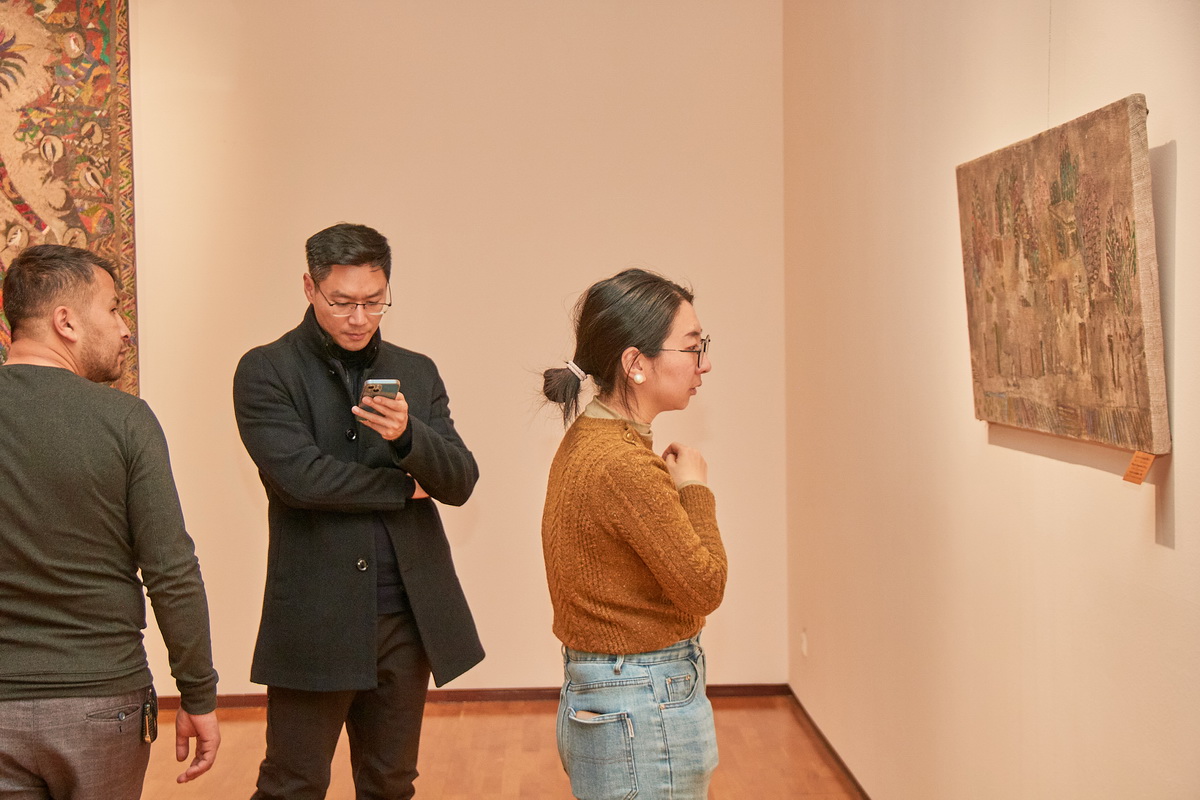 Fayzulla Ahmadaliyevning “Hadis izidan” nomli shaxsiy koʻrgazmasi ochildi