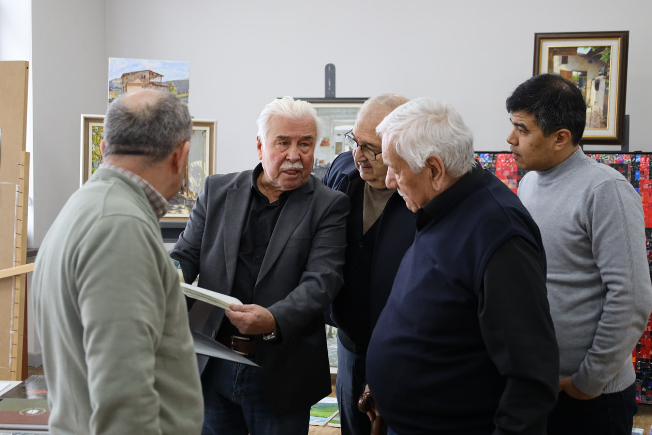 Rassomlik mahorat ustaxonasi stajor-tadqiqotchilari 2025-yil ikkinchi yarim yillik attestatsiyasidan o‘tkazildi.